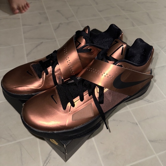 Basketball Shoes - Picture 4 of 5